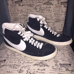 Men’s Vintage Style Nike Tennis Shoes